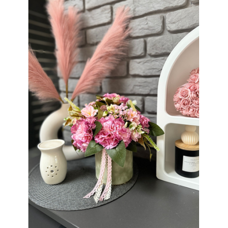 Welurowy flowerbox pistacja z bukietem gożdzików